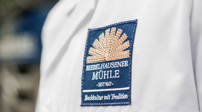 Biebelhausener Mühle — Bäckerjacke mit Wappen, seit 1647