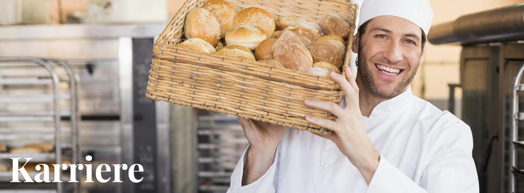 Lächelnder Bäcker mit einem Korb Brötchen — Karriere bei der Biebelhausener Mühle