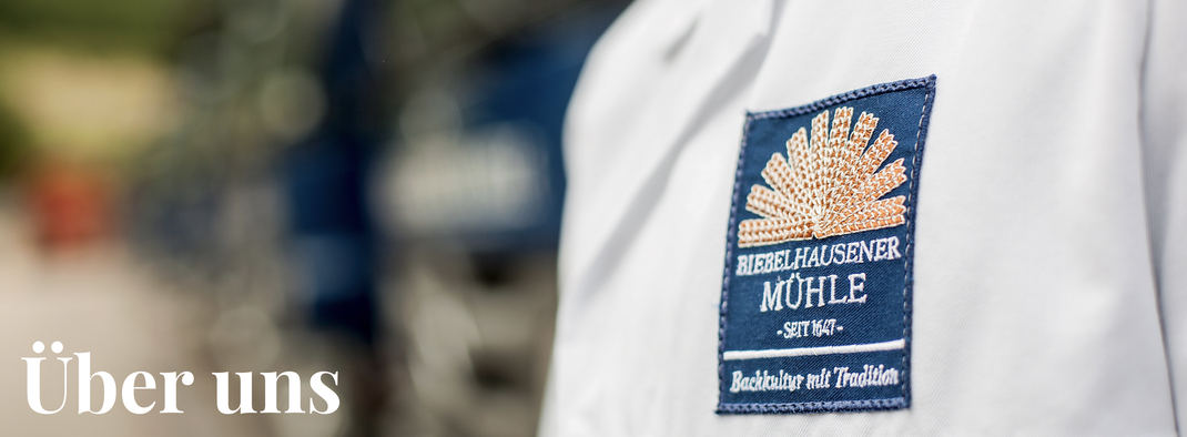 Bäckerjacke mit dem Mühlen-Logo der Biebelhausener Mühle — Über uns